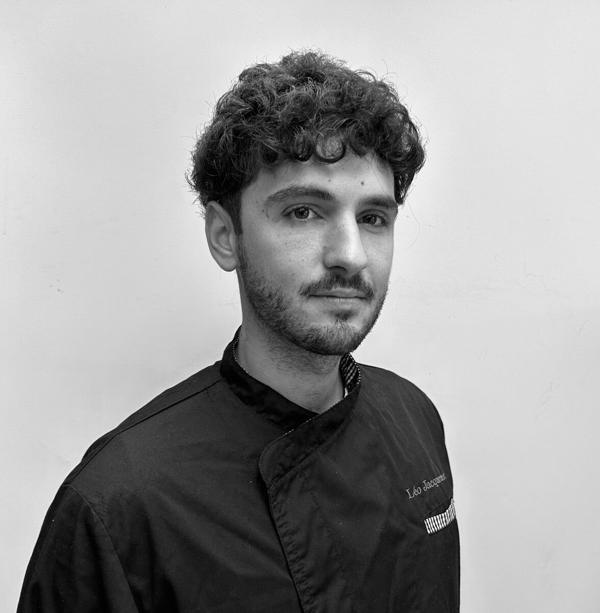 Portrait de Léo Jacquemont en veste de chef