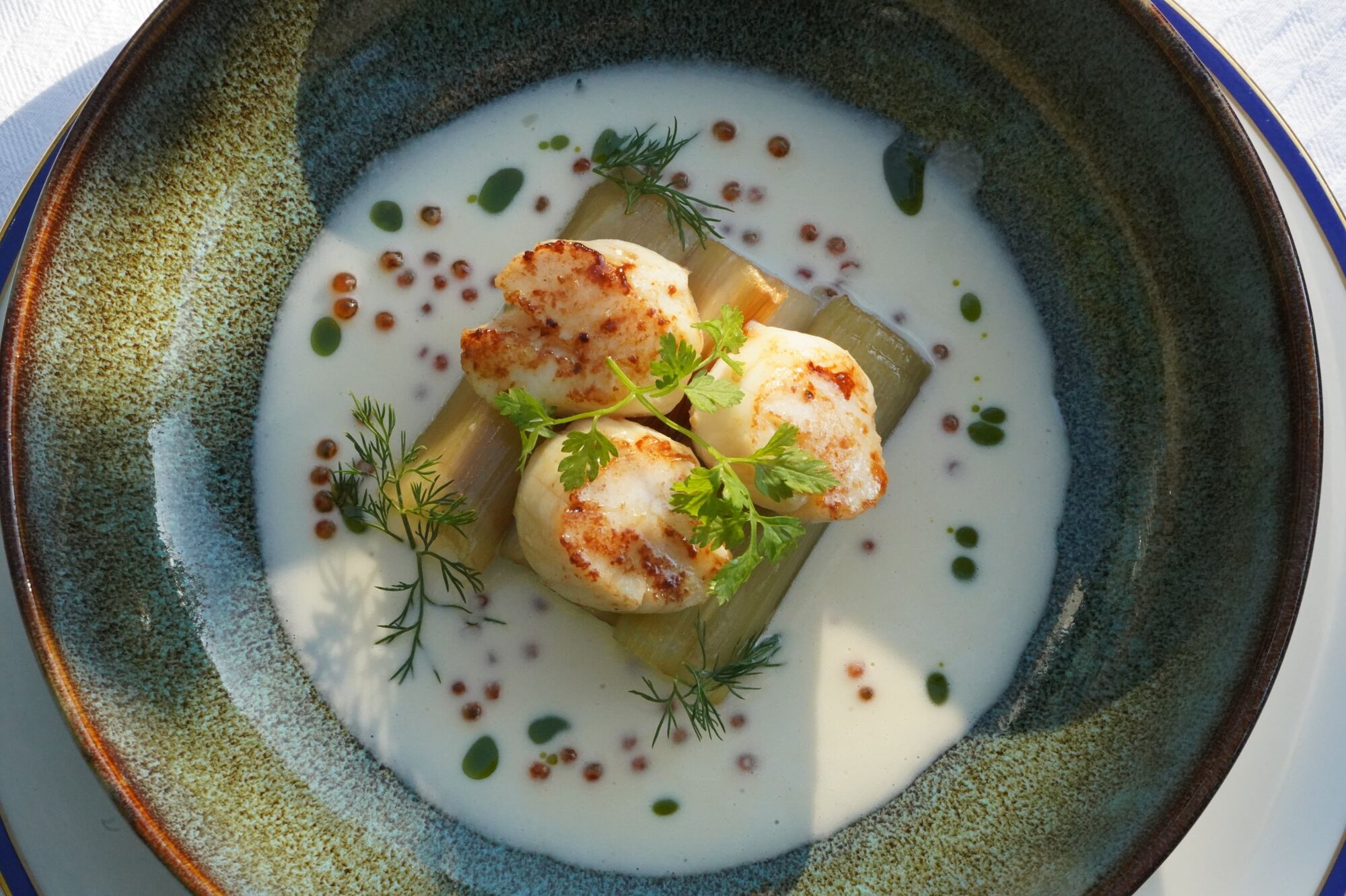 Noix de Saint-Jacques, poireau confit, beurre blanc aux œufs de truite